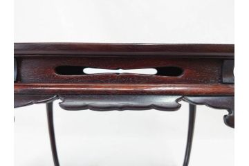唐木　紫檀(シタン)材　細やかな意匠が施された上品な雰囲気の花台(飾り台、ディスプレイ台、共箱付き)(R-069958)