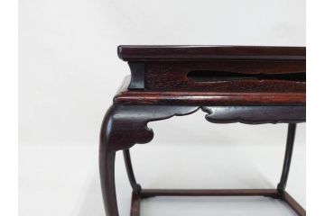 唐木　紫檀(シタン)材　細やかな意匠が施された上品な雰囲気の花台(飾り台、ディスプレイ台、共箱付き)(R-069958)