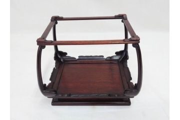 唐木　紫檀(シタン)材　細やかな意匠が施された上品な雰囲気の花台(飾り台、ディスプレイ台、共箱付き)(R-069958)