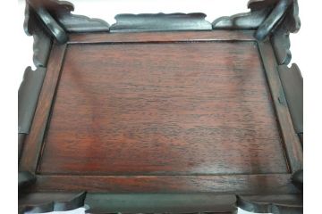 唐木　紫檀(シタン)材　細やかな意匠が施された上品な雰囲気の花台(飾り台、ディスプレイ台、共箱付き)(R-069958)