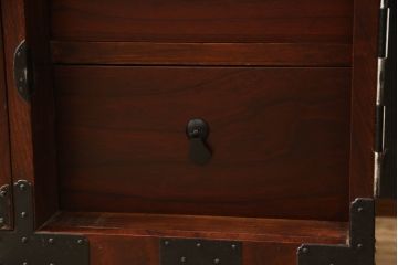 和製アンティーク　鶴亀金具　赤みが美しい前面欅(ケヤキ)材製の二本松箪笥ローボード(ローチェスト、衣装箪笥、整理箪笥、引き出し)(R-069965)