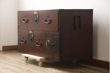 和製アンティーク　鶴亀金具　赤みが美しい前面欅(ケヤキ)材製の二本松箪笥ローボード(ローチェスト、衣装箪笥、整理箪笥、引き出し)(R-069965)