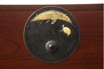 和製アンティーク　鶴亀金具　赤みが美しい前面欅(ケヤキ)材製の二本松箪笥ローボード(ローチェスト、衣装箪笥、整理箪笥、引き出し)(R-069965)