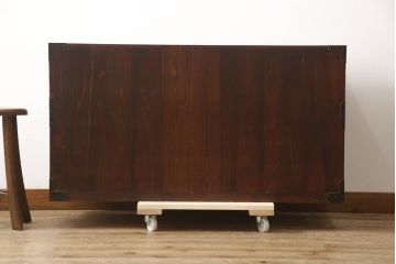 和製アンティーク　鶴亀金具　赤みが美しい前面欅(ケヤキ)材製の二本松箪笥ローボード(ローチェスト、衣装箪笥、整理箪笥、引き出し)(R-069965)