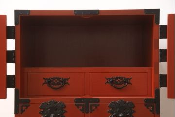 中古　美品　米沢箪笥　伝統工芸　漆塗り　朱塗り　鋲と凝った金具の意匠が目を引く手許箪笥(和タンス、収納箪笥、小箪笥)(定価約45万円)(R-069970)