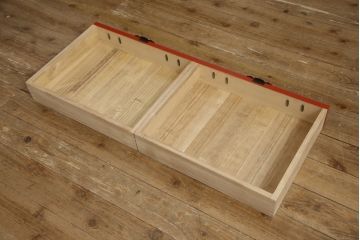 中古　美品　米沢箪笥　伝統工芸　漆塗り　朱塗り　鋲と凝った金具の意匠が目を引く手許箪笥(和タンス、収納箪笥、小箪笥)(定価約45万円)(R-069970)