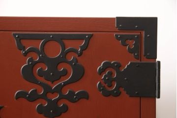 中古　美品　米沢箪笥　伝統工芸　漆塗り　朱塗り　鋲と凝った金具の意匠が目を引く手許箪笥(和タンス、収納箪笥、小箪笥)(定価約45万円)(R-069970)