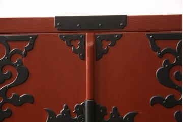 中古　美品　米沢箪笥　伝統工芸　漆塗り　朱塗り　鋲と凝った金具の意匠が目を引く手許箪笥(和タンス、収納箪笥、小箪笥)(定価約45万円)(R-069970)