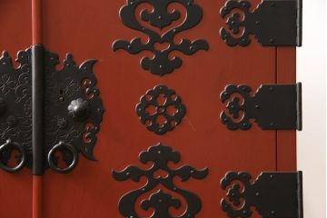 中古　美品　米沢箪笥　伝統工芸　漆塗り　朱塗り　鋲と凝った金具の意匠が目を引く手許箪笥(和タンス、収納箪笥、小箪笥)(定価約45万円)(R-069970)
