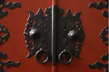 中古　美品　米沢箪笥　伝統工芸　漆塗り　朱塗り　鋲と凝った金具の意匠が目を引く手許箪笥(和タンス、収納箪笥、小箪笥)(定価約45万円)(R-069970)