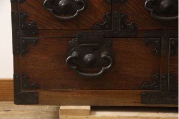 和製アンティーク　上手物!!　前面欅(ケヤキ)材　重厚感のある佇まいが魅力の松本帳場箪笥(時代箪笥、和箪笥、収納タンス、整理たんす、引き出し)(R-069971)