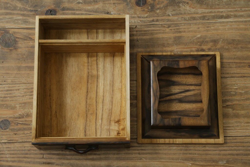 和製アンティーク　高級品!!　指物工芸　内部桐材　上品かつシックな佇まいの総黒柿くじゃく杢の裁縫箱　(R-069973)