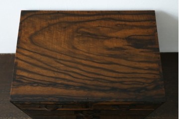 和製アンティーク　高級品!!　指物工芸　内部桐材　上品かつシックな佇まいの総黒柿くじゃく杢の裁縫箱　(R-069973)