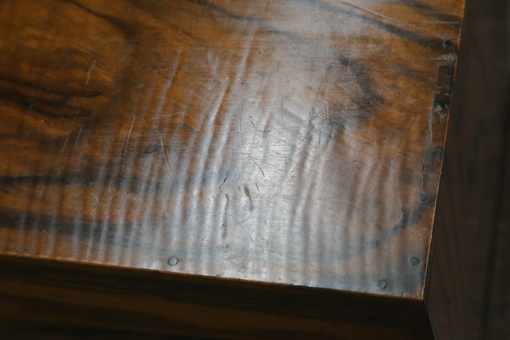 和製アンティーク　高級品!!　指物工芸　内部桐材　上品かつシックな佇まいの総黒柿くじゃく杢の裁縫箱　(R-069973)