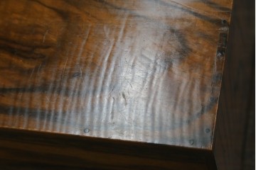 和製アンティーク　高級品!!　指物工芸　内部桐材　上品かつシックな佇まいの総黒柿くじゃく杢の裁縫箱　(R-069973)