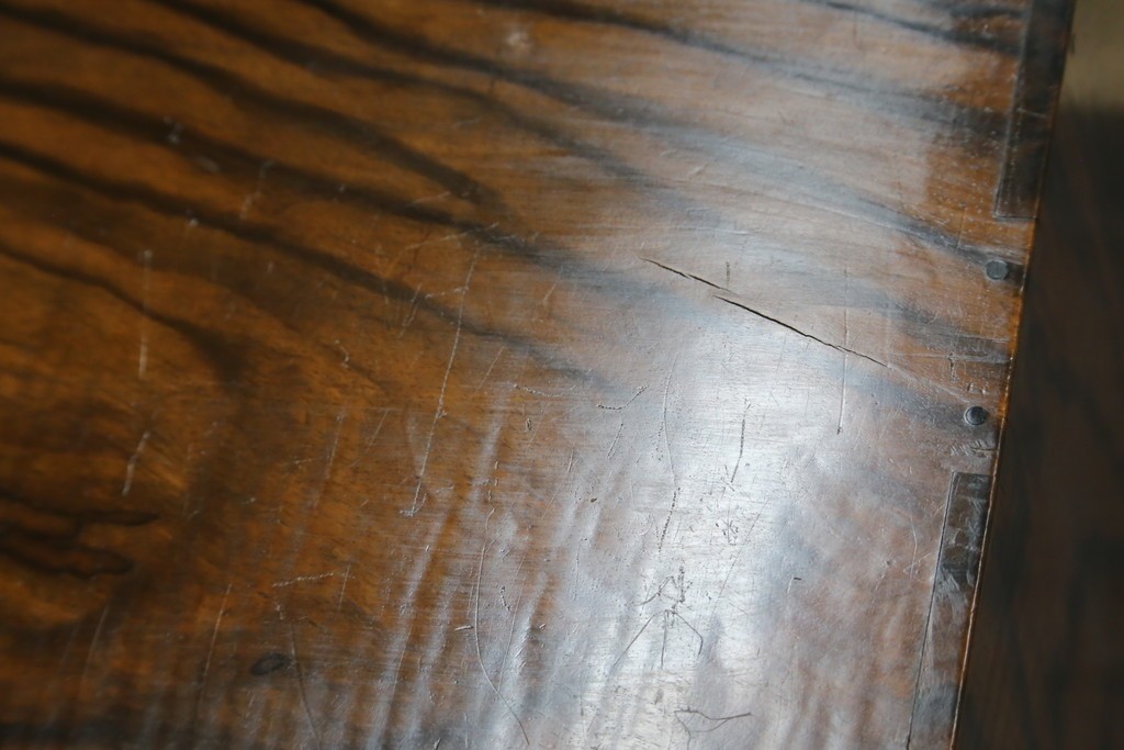 和製アンティーク　高級品!!　指物工芸　内部桐材　上品かつシックな佇まいの総黒柿くじゃく杢の裁縫箱　(R-069973)