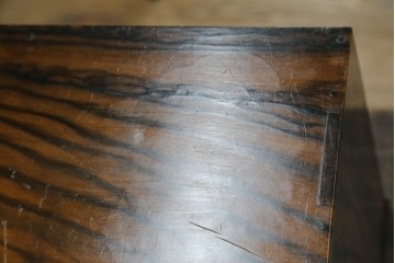 和製アンティーク　高級品!!　指物工芸　内部桐材　上品かつシックな佇まいの総黒柿くじゃく杢の裁縫箱　(R-069973)