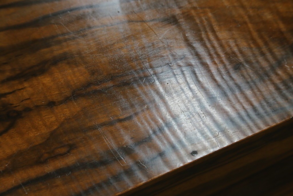 和製アンティーク　高級品!!　指物工芸　内部桐材　上品かつシックな佇まいの総黒柿くじゃく杢の裁縫箱　(R-069973)