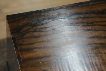 和製アンティーク　高級品!!　指物工芸　内部桐材　上品かつシックな佇まいの総黒柿くじゃく杢の裁縫箱　(R-069973)