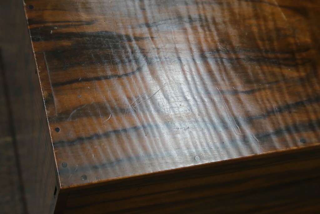 和製アンティーク　高級品!!　指物工芸　内部桐材　上品かつシックな佇まいの総黒柿くじゃく杢の裁縫箱　(R-069973)