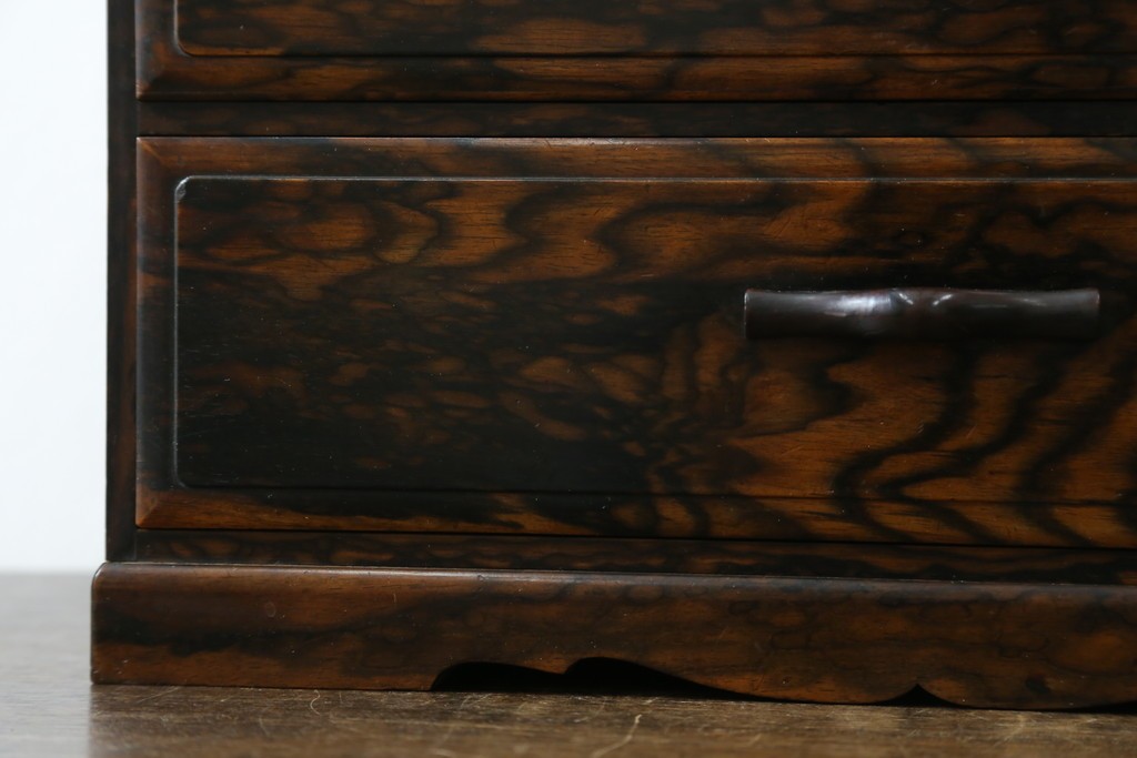 和製アンティーク　高級品!!　指物工芸　内部桐材　上品かつシックな佇まいの総黒柿くじゃく杢の裁縫箱　(R-069973)