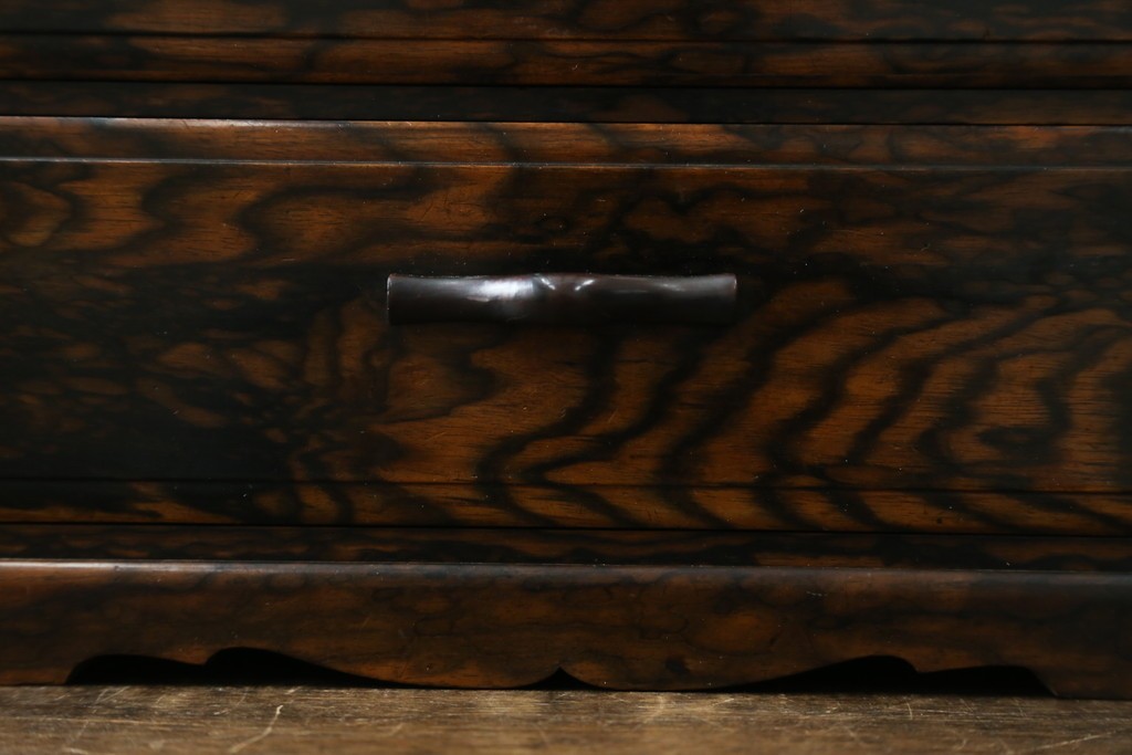 和製アンティーク　高級品!!　指物工芸　内部桐材　上品かつシックな佇まいの総黒柿くじゃく杢の裁縫箱　(R-069973)