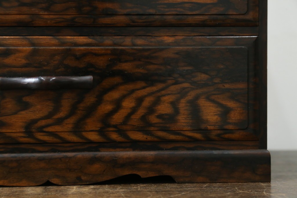 和製アンティーク　高級品!!　指物工芸　内部桐材　上品かつシックな佇まいの総黒柿くじゃく杢の裁縫箱　(R-069973)