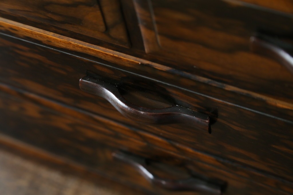 和製アンティーク　高級品!!　指物工芸　内部桐材　上品かつシックな佇まいの総黒柿くじゃく杢の裁縫箱　(R-069973)