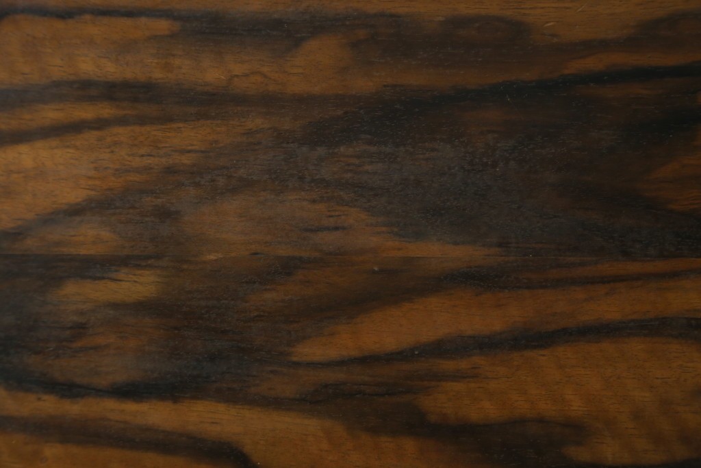 和製アンティーク　高級品!!　指物工芸　内部桐材　上品かつシックな佇まいの総黒柿くじゃく杢の裁縫箱　(R-069973)