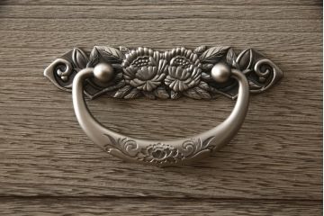 中古　会津松本(會津松本)　東西館　上品な四段重ねの金具付き総桐箪笥(小袖タンス、和タンス、衣装箪笥、桐タンス、着物箪笥)(定価約90万円)(R-069974)