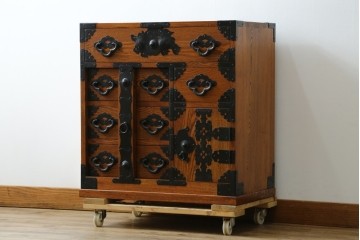 中古　楡(ニレ)材　閂(カンヌキ)付き　金具の立派なアンティーク調小箪笥　(R-069975)