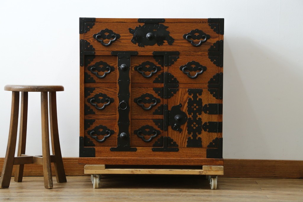 中古　楡(ニレ)材　閂(カンヌキ)付き　金具の立派なアンティーク調小箪笥　(R-069975)