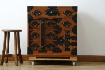 中古　楡(ニレ)材　閂(カンヌキ)付き　金具の立派なアンティーク調小箪笥　(R-069975)