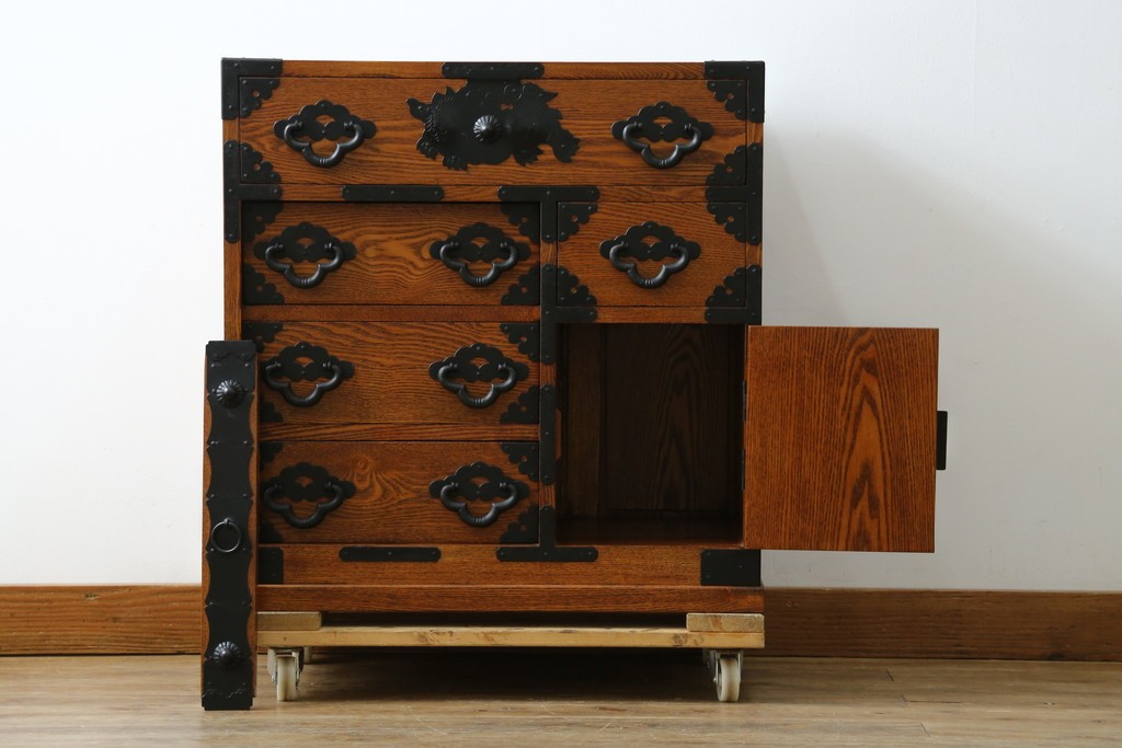 中古　楡(ニレ)材　閂(カンヌキ)付き　金具の立派なアンティーク調小箪笥　(R-069975)