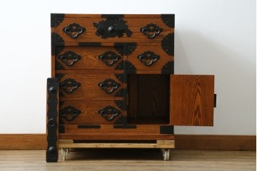 中古　楡(ニレ)材　閂(カンヌキ)付き　金具の立派なアンティーク調小箪笥　(R-069975)