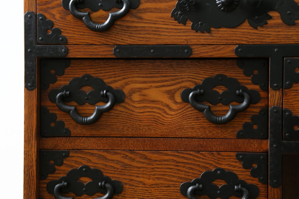 中古　楡(ニレ)材　閂(カンヌキ)付き　金具の立派なアンティーク調小箪笥　(R-069975)