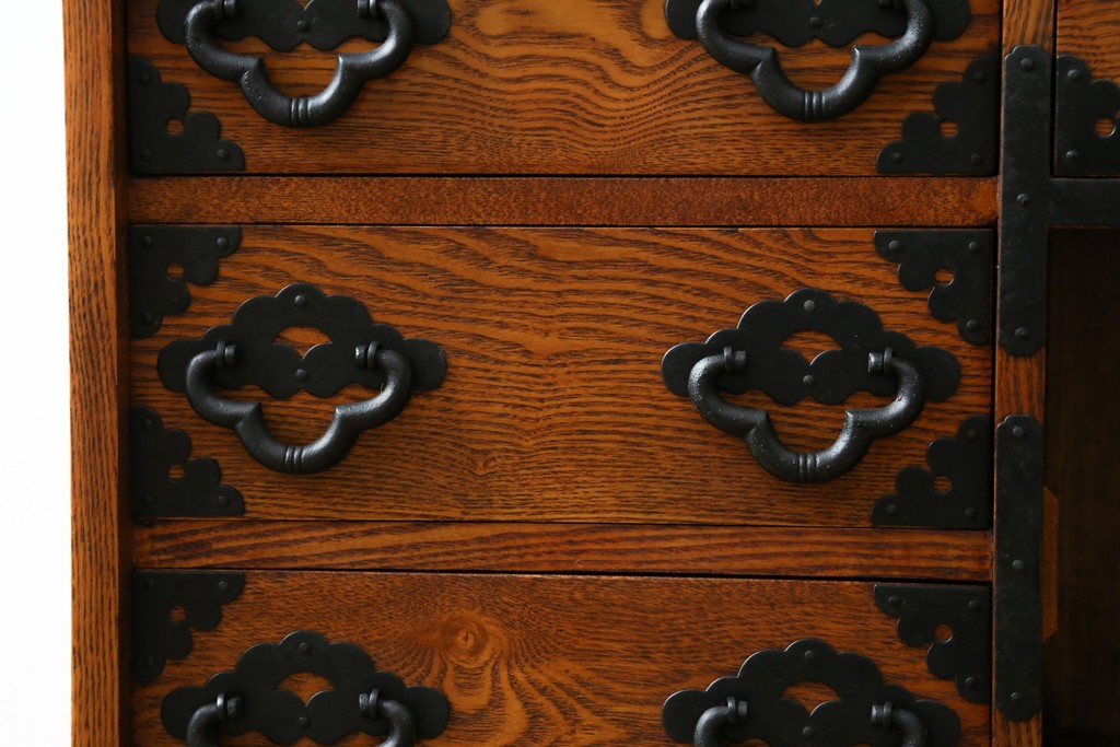 中古　楡(ニレ)材　閂(カンヌキ)付き　金具の立派なアンティーク調小箪笥　(R-069975)