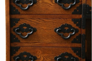 中古　楡(ニレ)材　閂(カンヌキ)付き　金具の立派なアンティーク調小箪笥　(R-069975)