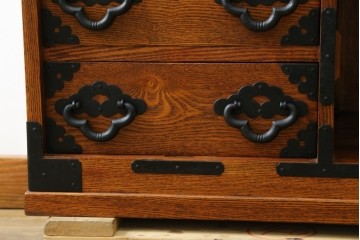 中古　楡(ニレ)材　閂(カンヌキ)付き　金具の立派なアンティーク調小箪笥　(R-069975)