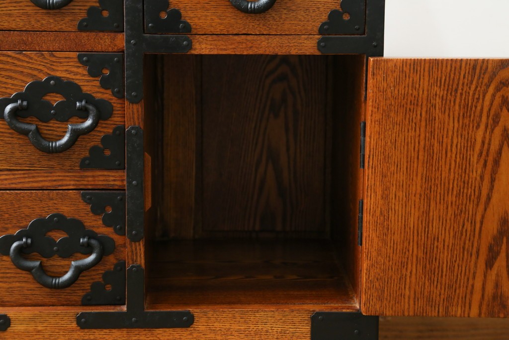 中古　楡(ニレ)材　閂(カンヌキ)付き　金具の立派なアンティーク調小箪笥　(R-069975)