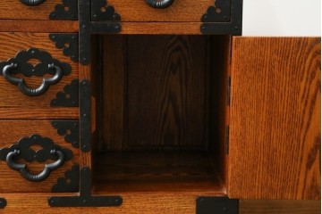 中古　楡(ニレ)材　閂(カンヌキ)付き　金具の立派なアンティーク調小箪笥　(R-069975)