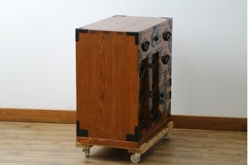 中古　楡(ニレ)材　閂(カンヌキ)付き　金具の立派なアンティーク調小箪笥　(R-069975)