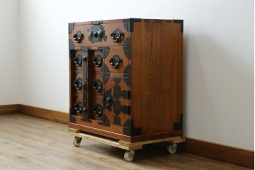 中古　楡(ニレ)材　閂(カンヌキ)付き　金具の立派なアンティーク調小箪笥　(R-069975)