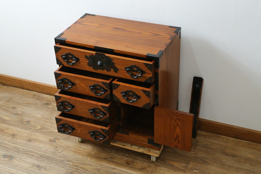 中古　楡(ニレ)材　閂(カンヌキ)付き　金具の立派なアンティーク調小箪笥　(R-069975)