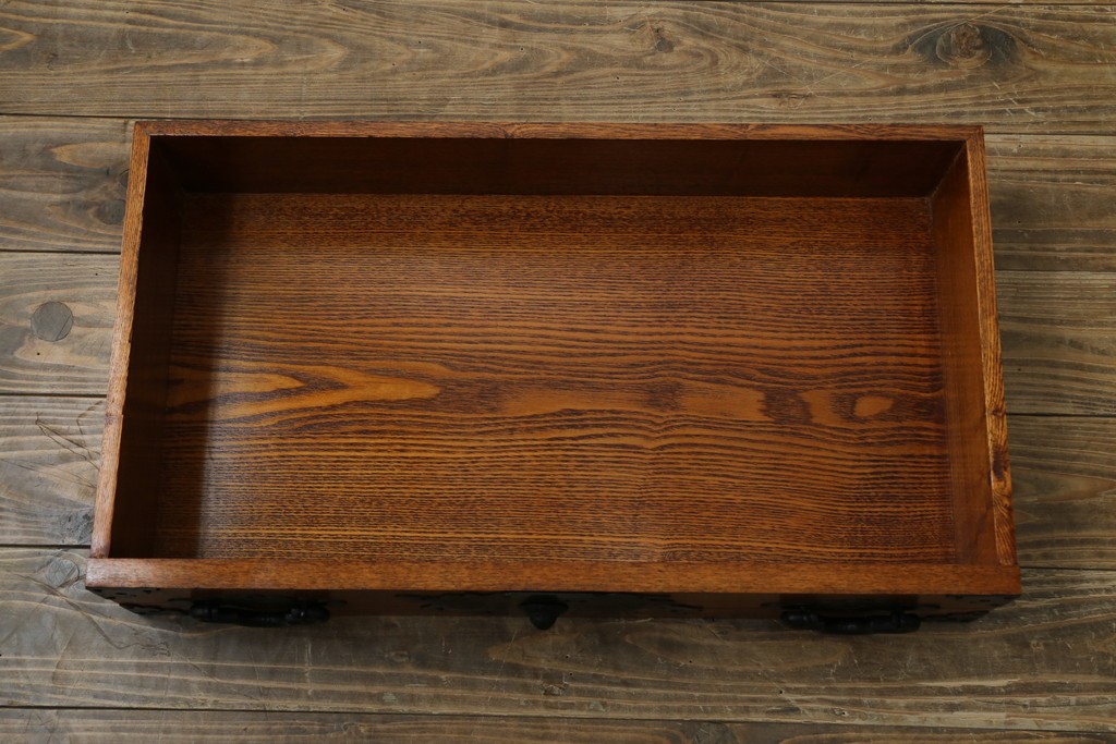 中古　楡(ニレ)材　閂(カンヌキ)付き　金具の立派なアンティーク調小箪笥　(R-069975)