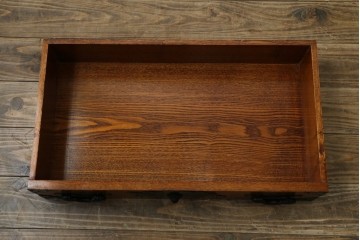 中古　楡(ニレ)材　閂(カンヌキ)付き　金具の立派なアンティーク調小箪笥　(R-069975)