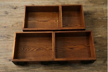 中古　楡(ニレ)材　閂(カンヌキ)付き　金具の立派なアンティーク調小箪笥　(R-069975)