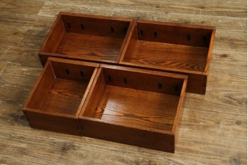 中古　楡(ニレ)材　閂(カンヌキ)付き　金具の立派なアンティーク調小箪笥　(R-069975)