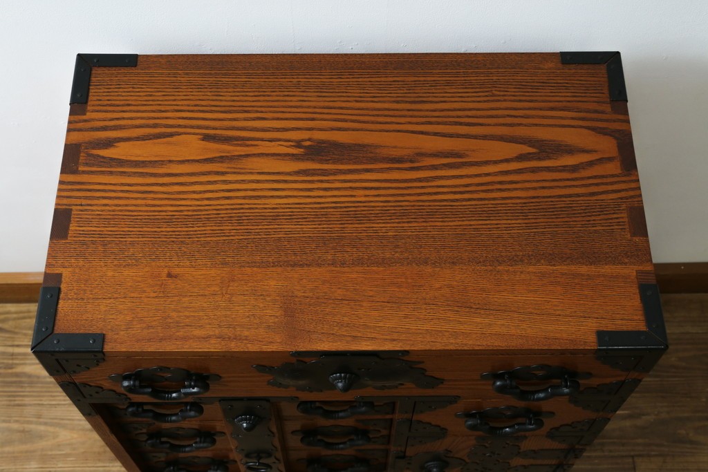 中古　楡(ニレ)材　閂(カンヌキ)付き　金具の立派なアンティーク調小箪笥　(R-069975)