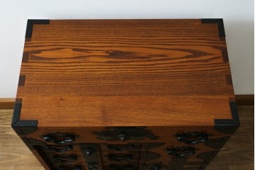 中古　楡(ニレ)材　閂(カンヌキ)付き　金具の立派なアンティーク調小箪笥　(R-069975)